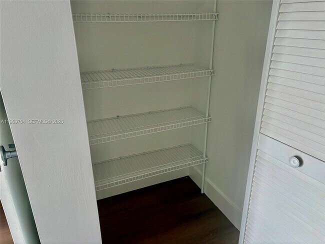 Building Photo - 1800 N Bayshore Dr