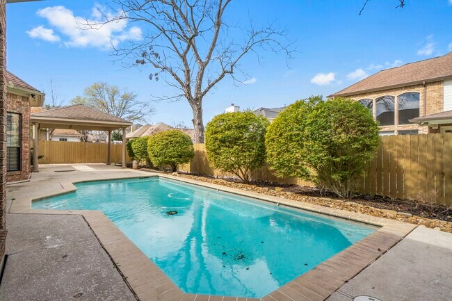 Building Photo - 590 Edgewood Dr