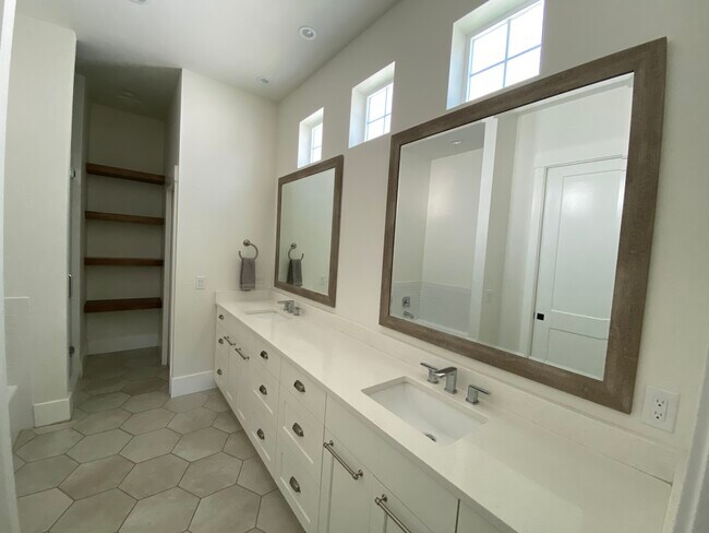 Building Photo - 530 Craftsman Way