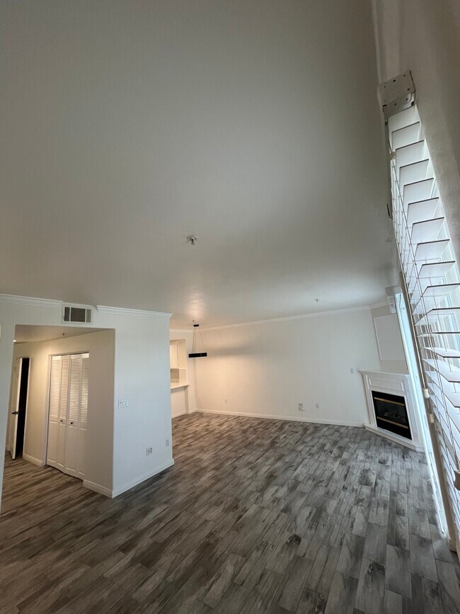 Building Photo - 5260 Premiere Hls Dr