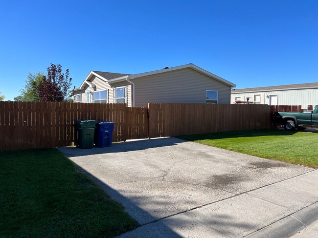 Building Photo - 3 Bedroom 2 Bath Modular Home with Many Am...