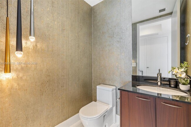 Building Photo - 15811 Collins Ave