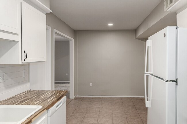 Building Photo - Updated condo in Sun City!