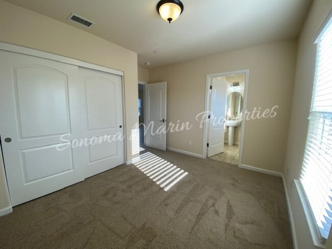 Building Photo - ~ Country Home ~ 2 Bedrooms & 2 Full Bathrooms with Attached Garage ~ Gated Community