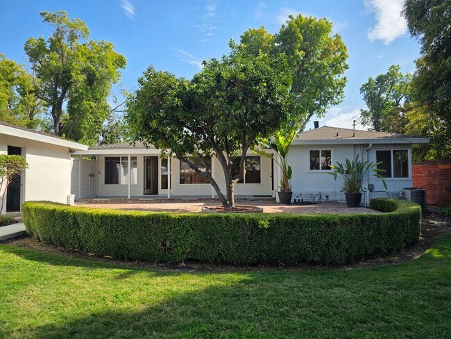 Building Photo - Home located in the heart of the college n...