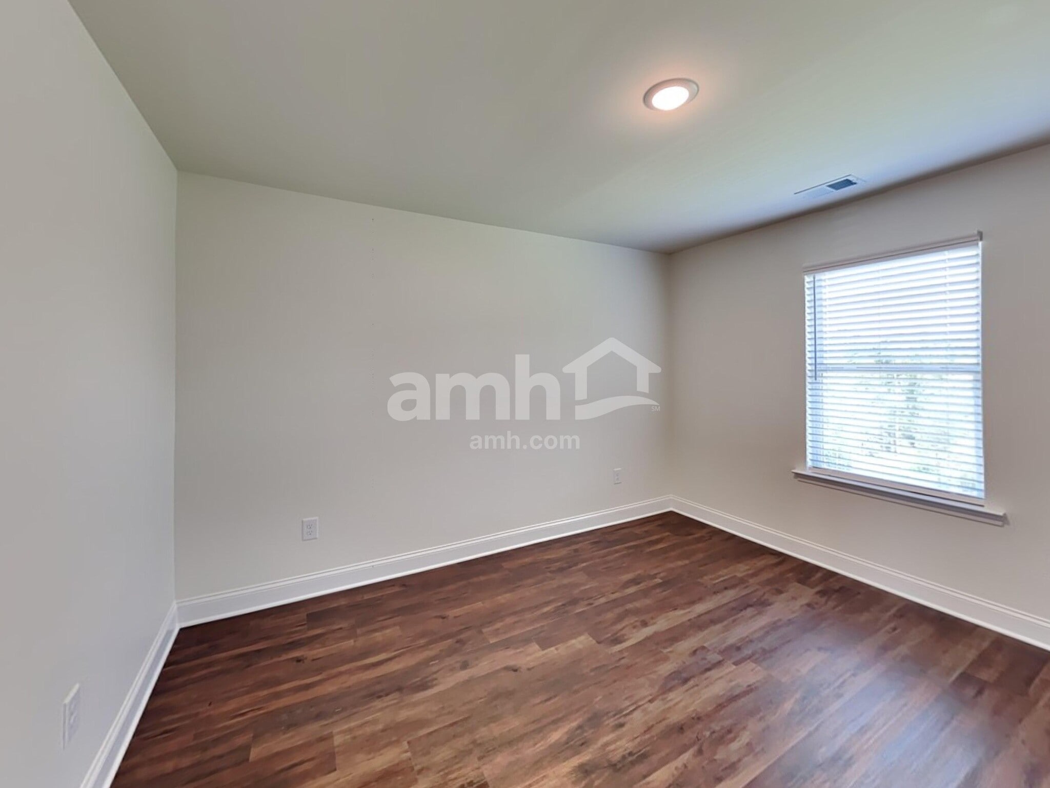 Building Photo - 310 Willow Ln