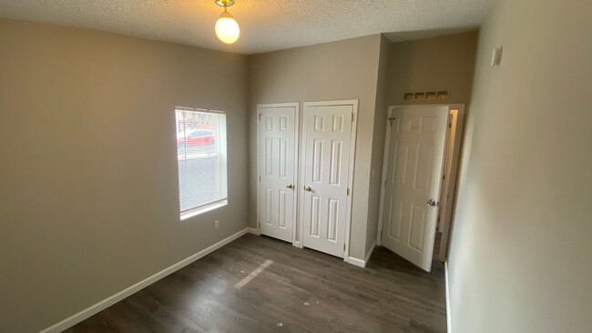 Building Photo - 4 Bed 2 Bath and Garage in Commerce City