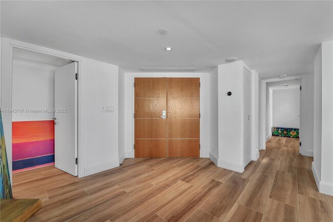 Building Photo - 400 S Pointe Dr