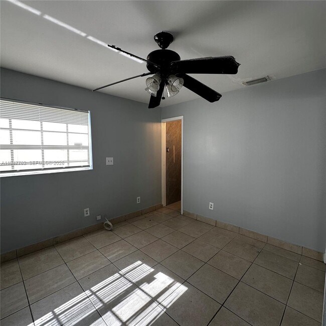 Building Photo - 732 Moffett St