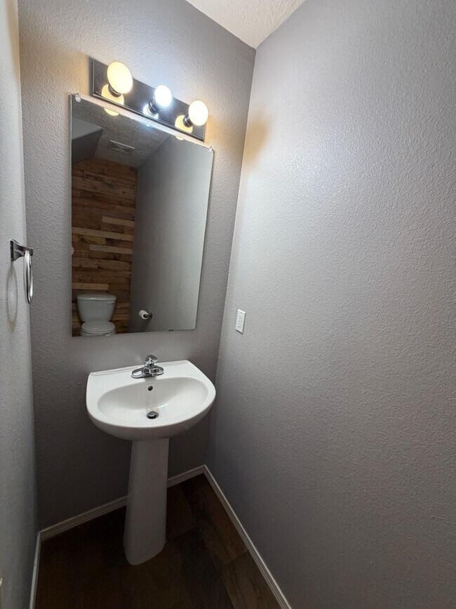 Building Photo - 4 Bedroom Home Available Near McMahon Blvd NW & Universe Blvd NW!