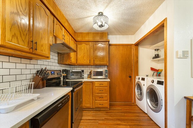 Building Photo - 4176 E 33rd St