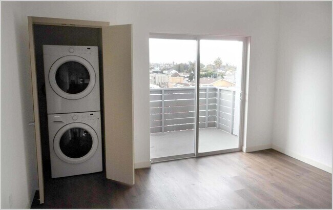 Interior Photo - 4708 Oakwood Ave