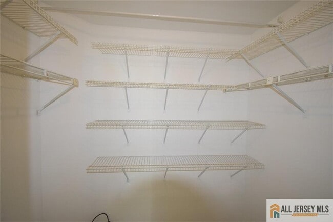 Building Photo - 49 Farnham Square