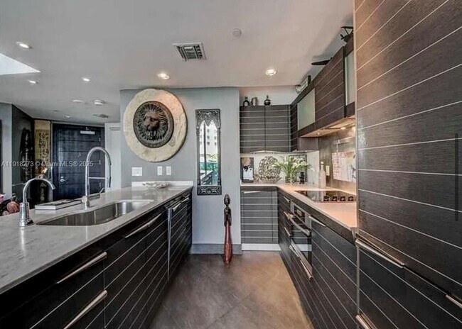 Building Photo - 200 Biscayne Blvd Way