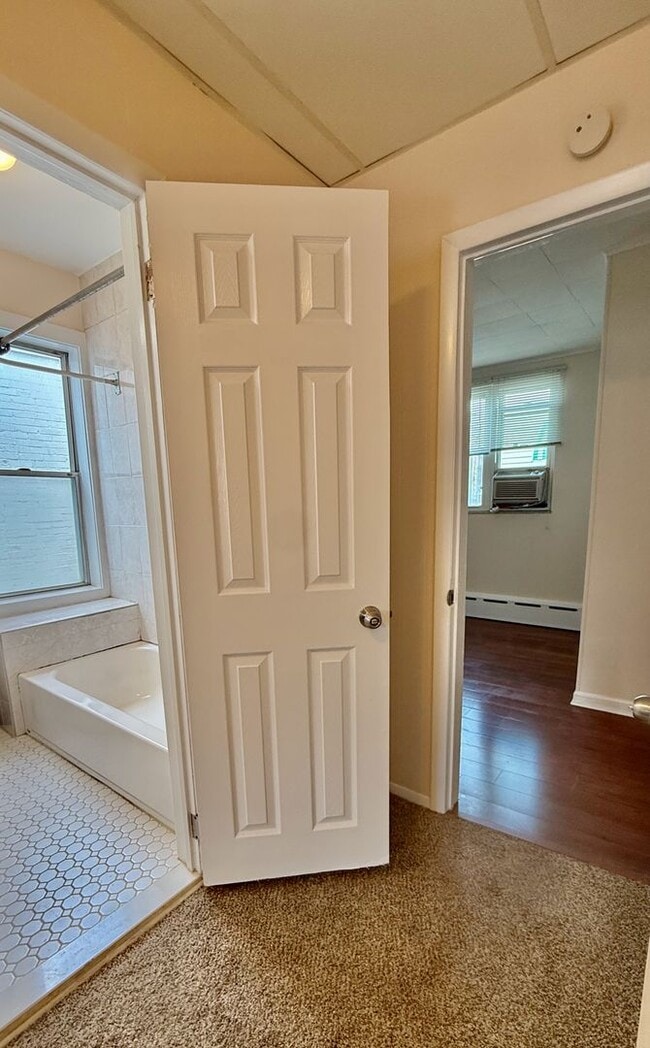 Building Photo - Spacious 3 BR / 1 BA HOUSE in Great South Philly location w/ Hardwood Flooring-Nice Kitchen-Washe...