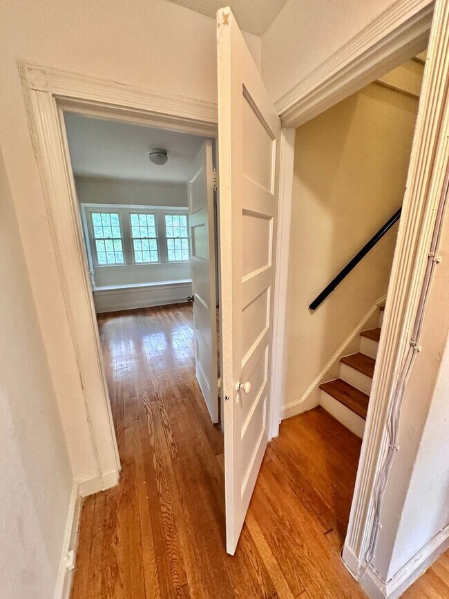 Building Photo - Spacious 6 bedroom 3.5 bath Tudor Townhouse w/Deck close to Georgetown University & Hospital