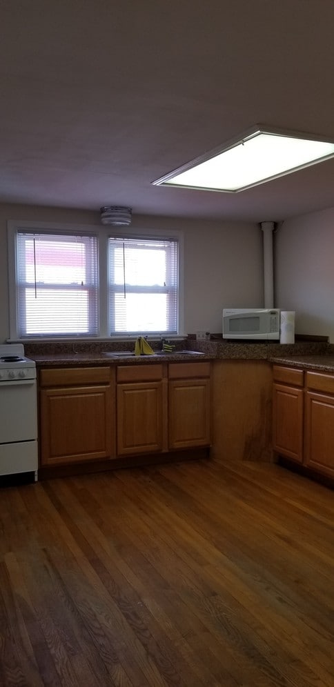 Large Kitchen with Plenty of Cabinets - 20 W Main St