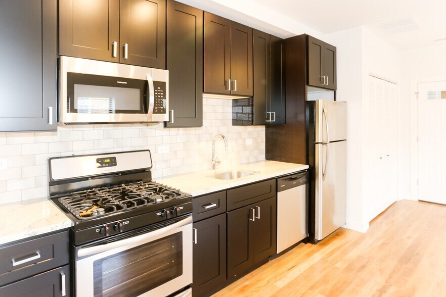 Building Photo - 2015 W Eastwood Ave