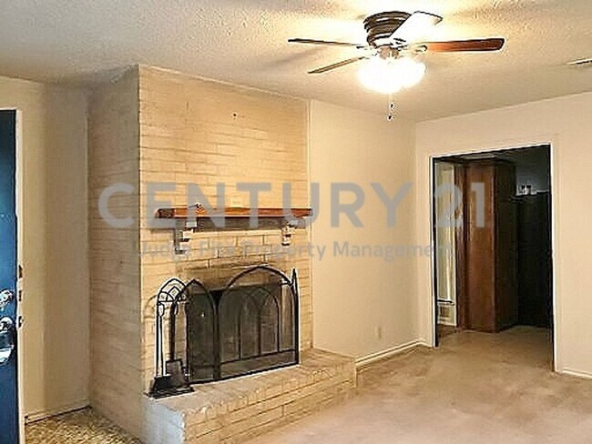 Building Photo - Great 2/1 Duplex Situated on Cul-de-sac in...