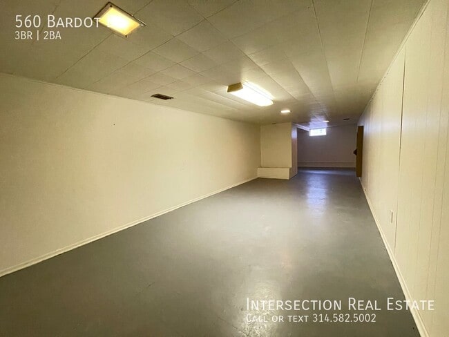 Building Photo - 560 Bardot Dr