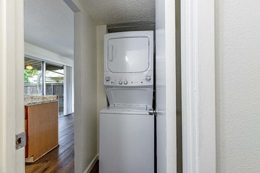 Building Photo - 8820 La Riviera Dr