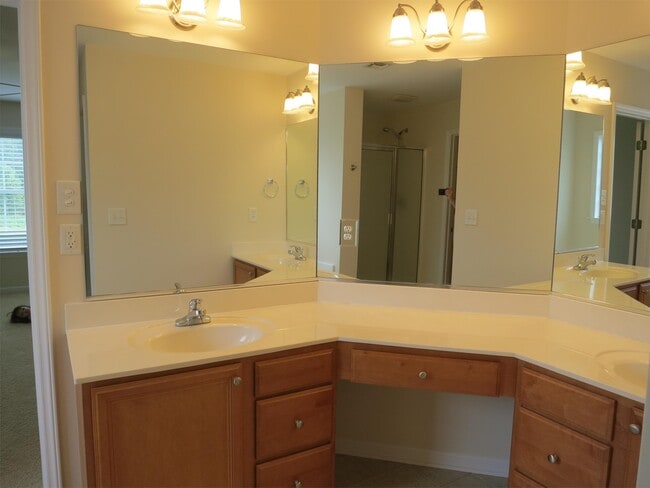 Building Photo - 305 Cinnamon Way