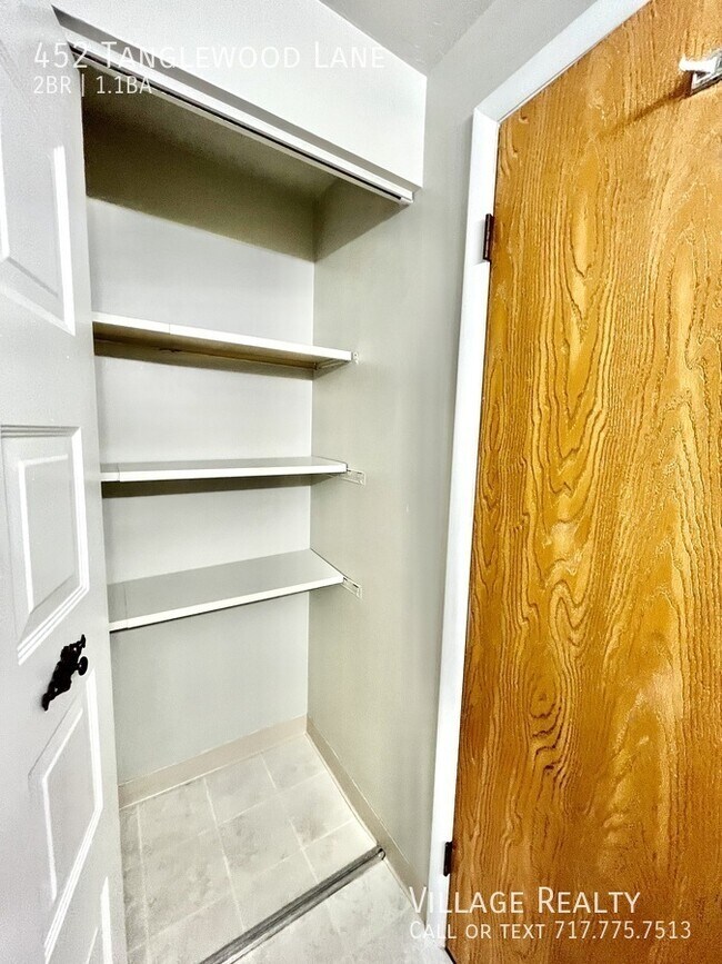 Building Photo - 452 Tanglewood Ln