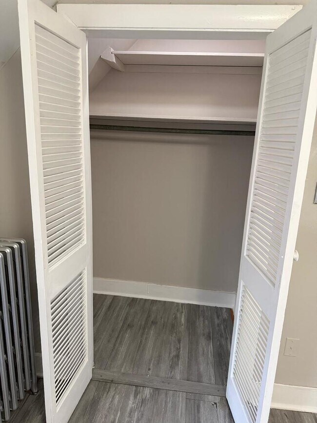 Building Photo - 930 S Victory St