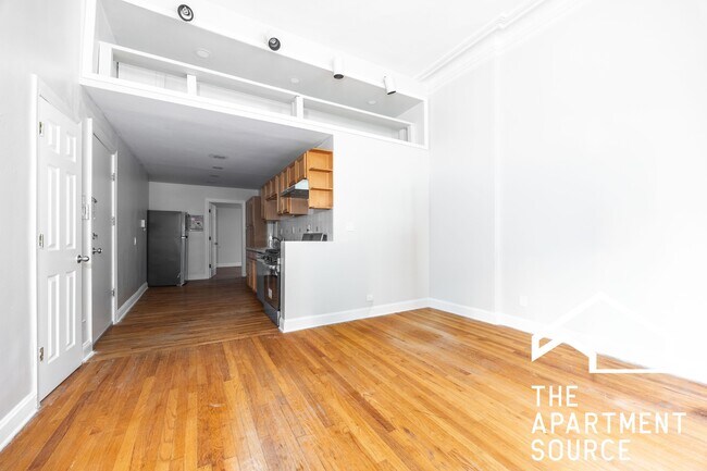 Building Photo - 1015 N La Salle Dr