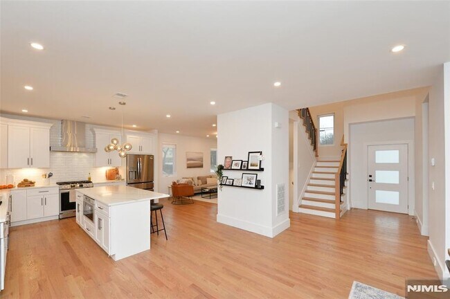 Building Photo - 65 Franklin St