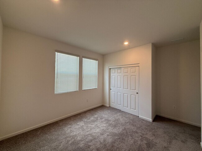 Building Photo - 3 bedroom, 2 bathroom home located in the vibrant community of Madera, CA