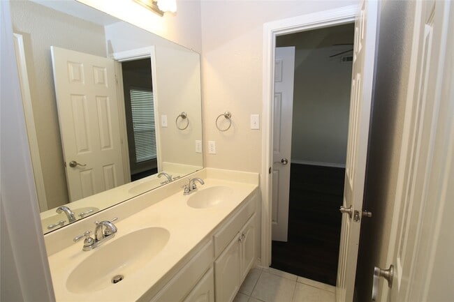 Building Photo - 15195 Shellwood Ln