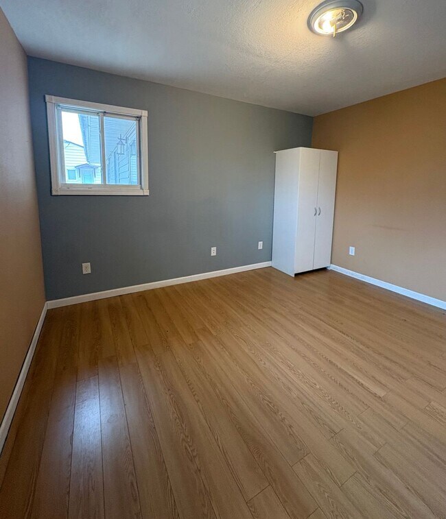 Building Photo - 812-812 5th Ave NW