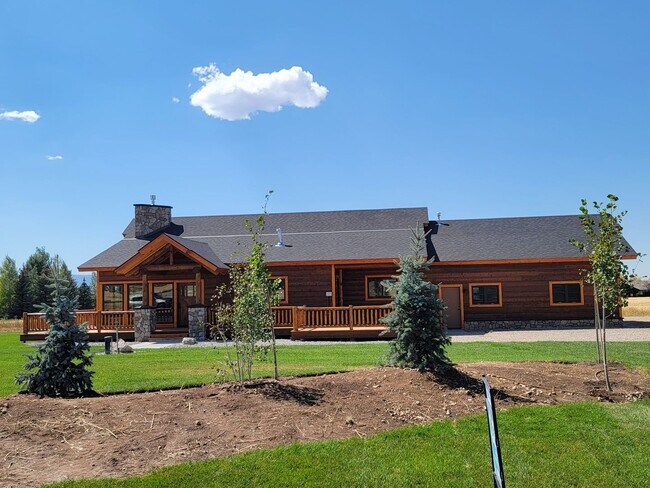 Building Photo - Spacious & Elegant 3-Bedroom Home – Flexible lease term.