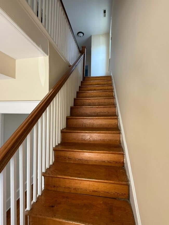 Building Photo - Spacious 3BR / 2BA apartment with ensuite bath and in-unit laundry