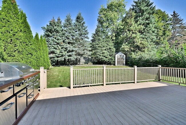 Building Photo - 714 N Lakeside Dr