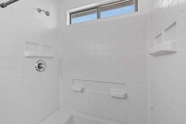 Building Photo - Bright & Inviting Tucson Home Near Davis-M...