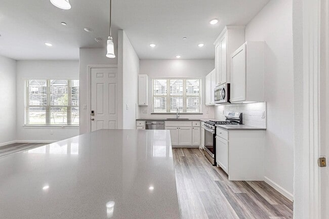 Building Photo - 4 Bed 3 Bath Luxurious Townhome in Frisco!