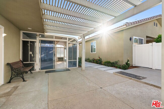 Building Photo - 807 E Orange Grove Ave