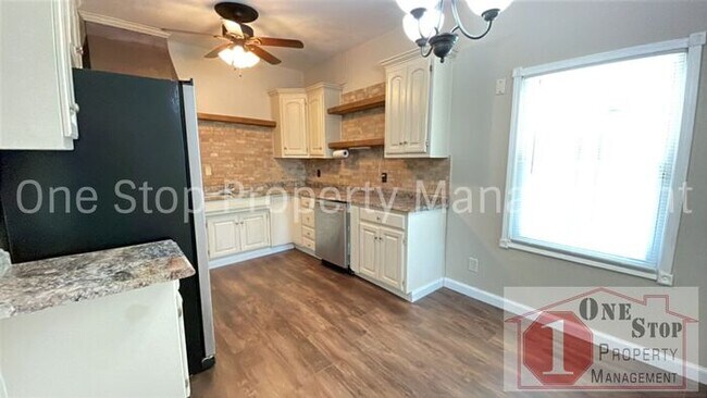 Building Photo - Adorable 3 Bedroom, 1 Bathroom in Independ...