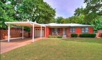 Building Photo - Large yard 3/1 just of Douglas!