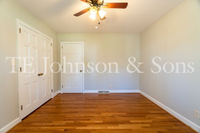 Building Photo - Spacious 5 Bedroom Home in the Heart of Sherwood Forest