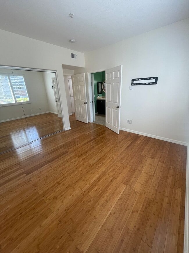 Building Photo - Very Spacious 1 Bed, 1 Bath Condo in Mission Viejo For Rent-In Unit Laundry and Attached Garage