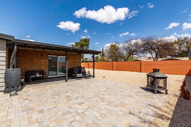 Building Photo - Spacious 4-bedroom available 6/1