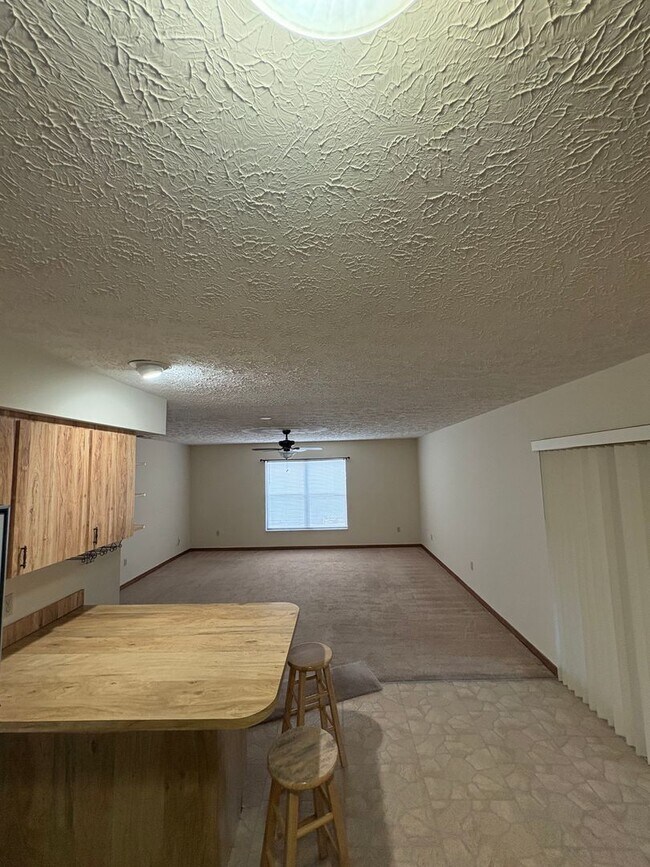 Building Photo - 2/2 home with fenced backyard in Ft Pierce