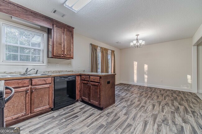 Building Photo - 583 Embassy Walk