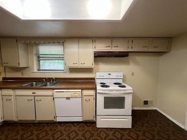 Building Photo - 1330 La Porte Dr