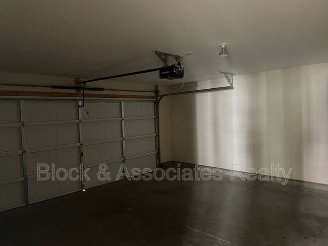 Building Photo - 547 Song Sparrow Ln