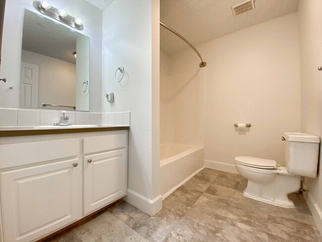 Building Photo - Affordable Two Bed w/ Garage in heart of Bend