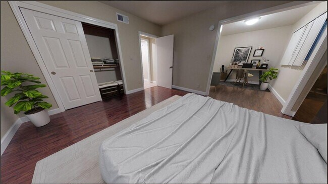 Building Photo - 6121 Saturn St